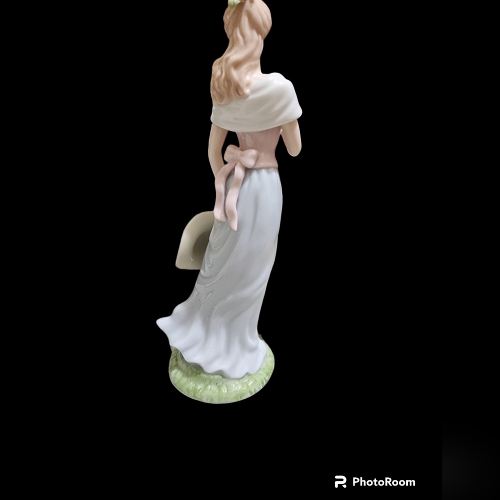 Vintage Avon 2002 porcelain lady figuring "moments & memories" - Picture 5 of 10
